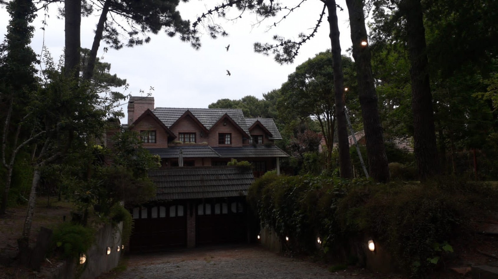 Amplia Casa en Alquiler Temporario Golf Nuevo, Pinamar: 5 Dormitorios, Gran Jardin y Galeria Cubierta