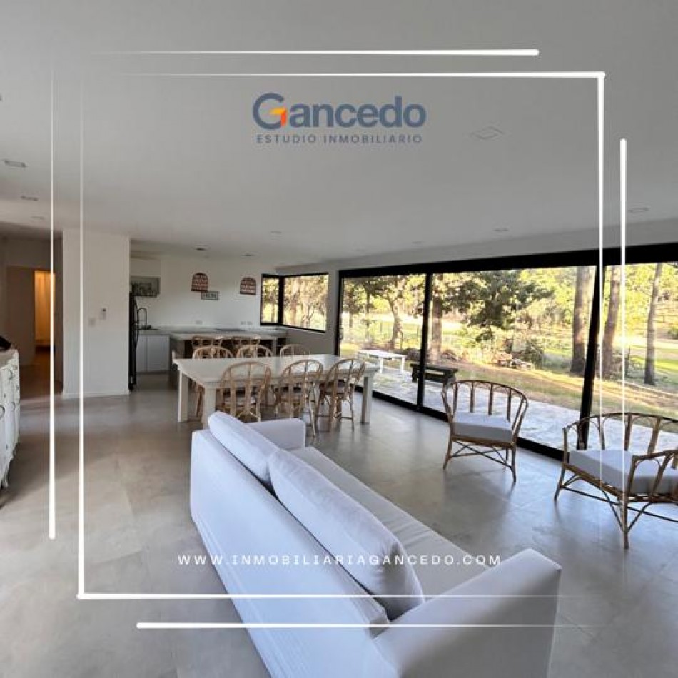 Alquiler Temporal: Casa de 3 Dormitorios en Isla del Golf, Pinamar: Rodeada de Bosque, Con Diseño Minimalista y Todas las Comodidades