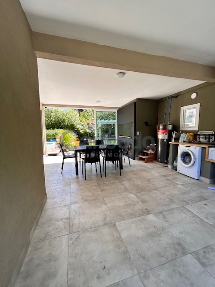 CASA EN VALERIA CON PILETA A UNA CUADRA DE CARILO