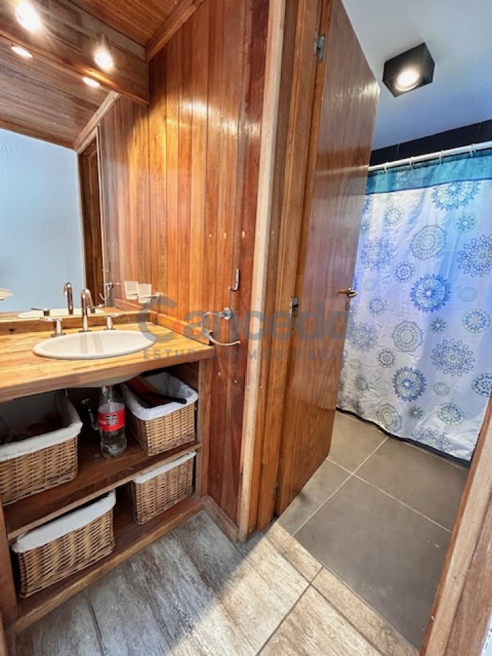 CASA EN VALERIA CON PILETA A UNA CUADRA DE CARILO