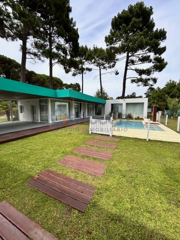 Casa con Pileta. Ubicada en el Nuevo Barrio Alamos, PINAMAR