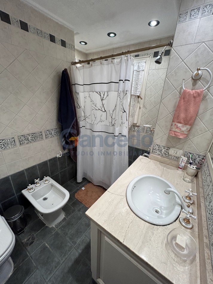 OPORTUNIDAD A LA VENTA Casa de Lujo con Vista al Golf, Pileta y Quincho: en tres lotes, Diseño y Comodidad en Pinamar