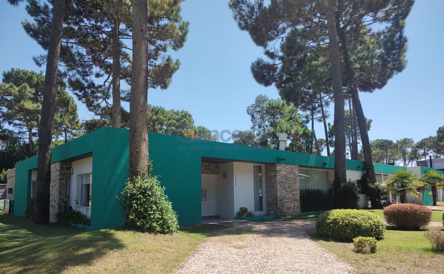 Casa con Pileta. Ubicada en el Nuevo Barrio Alamos, PINAMAR