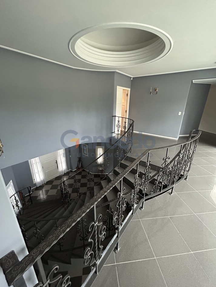 OPORTUNIDAD A LA VENTA Casa de Lujo con Vista al Golf, Pileta y Quincho: en tres lotes, Diseño y Comodidad en Pinamar