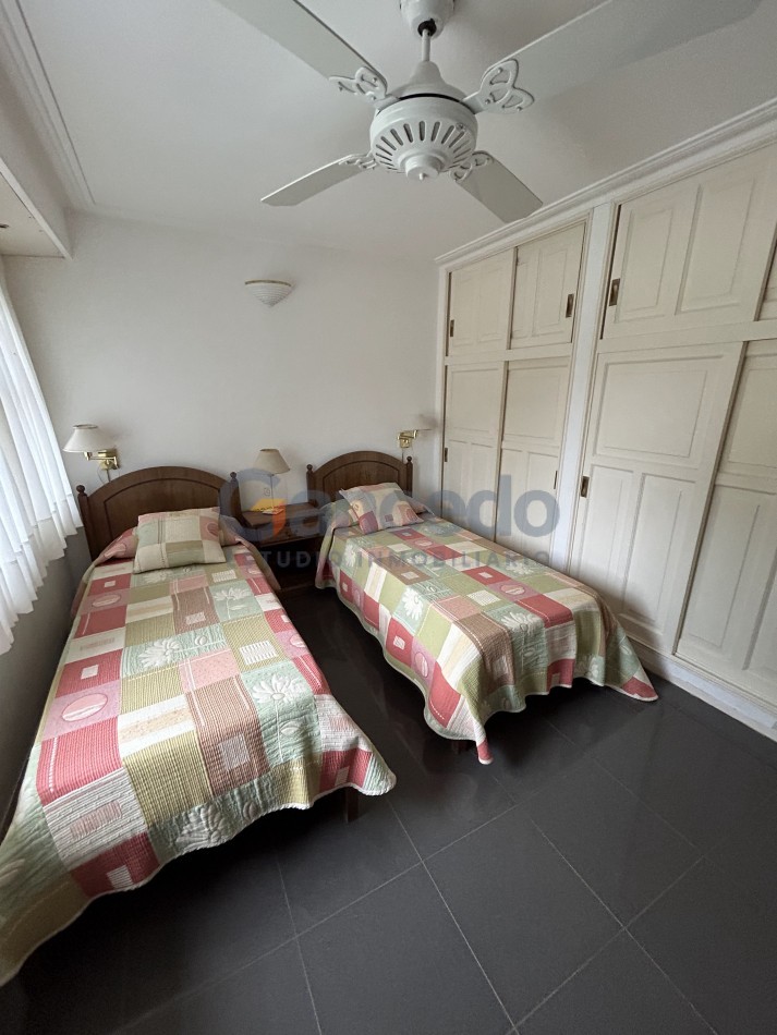 OPORTUNIDAD A LA VENTA Casa de Lujo con Vista al Golf, Pileta y Quincho: en tres lotes, Diseño y Comodidad en Pinamar