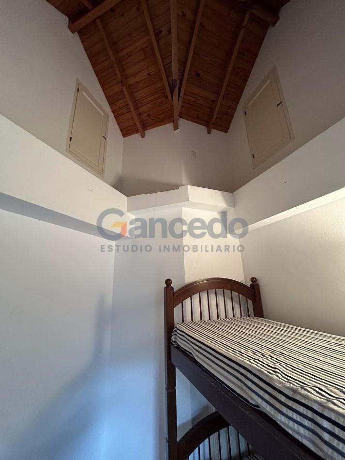 OPORTUNIDAD A LA VENTA Casa de Lujo con Vista al Golf, Pileta y Quincho: en tres lotes, Diseño y Comodidad en Pinamar