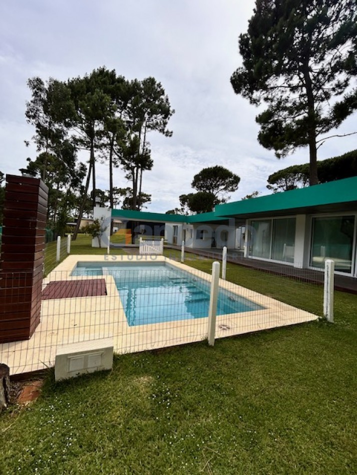Casa con Pileta. Ubicada en el Nuevo Barrio Alamos, PINAMAR