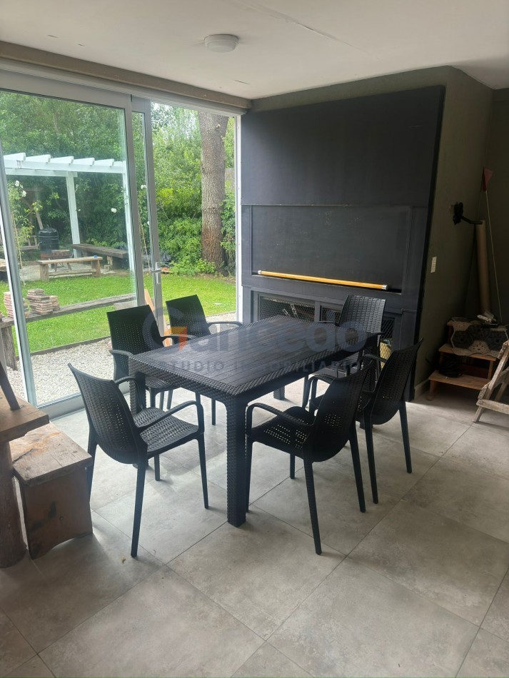 CASA EN VALERIA CON PILETA A UNA CUADRA DE CARILO