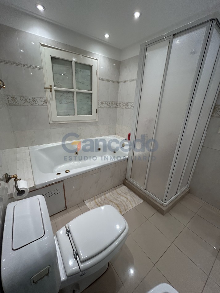 OPORTUNIDAD A LA VENTA Casa de Lujo con Vista al Golf, Pileta y Quincho: en tres lotes, Diseño y Comodidad en Pinamar