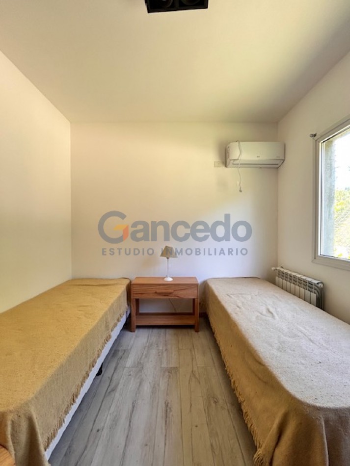 CASA EN VALERIA CON PILETA A UNA CUADRA DE CARILO