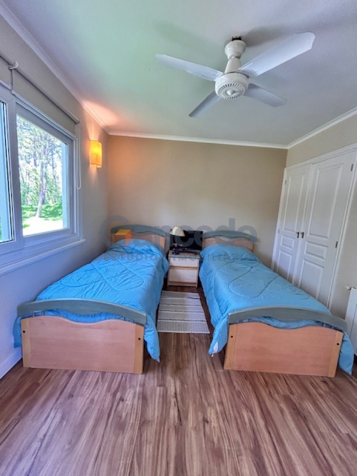 Casa en Carilo sobre Divisadero excelente para familias.