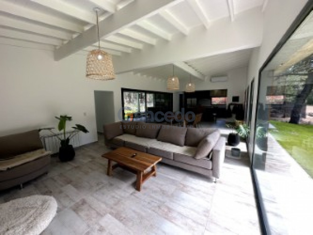 MODERNA CASA CON PILETA BARRIO ALAMOS PINAMAR