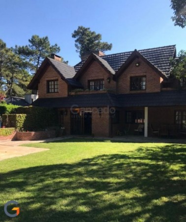 Amplia Casa en Alquiler Temporario Golf Nuevo, Pinamar: 5 Dormitorios, Gran Jardin y Galeria Cubierta