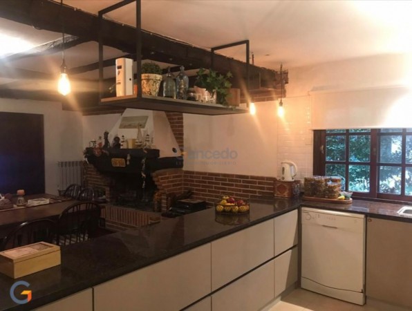 Amplia Casa en Alquiler Temporario Golf Nuevo, Pinamar: 5 Dormitorios, Gran Jardin y Galeria Cubierta
