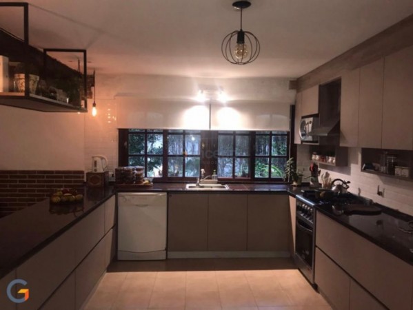 Amplia Casa en Alquiler Temporario Golf Nuevo, Pinamar: 5 Dormitorios, Gran Jardin y Galeria Cubierta