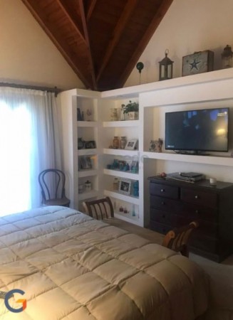 Amplia Casa en Alquiler Temporario Golf Nuevo, Pinamar: 5 Dormitorios, Gran Jardin y Galeria Cubierta