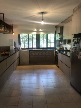 Amplia Casa en Alquiler Temporario Golf Nuevo, Pinamar: 5 Dormitorios, Gran Jardin y Galeria Cubierta