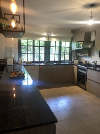Amplia Casa en Alquiler Temporario Golf Nuevo, Pinamar: 5 Dormitorios, Gran Jardin y Galeria Cubierta