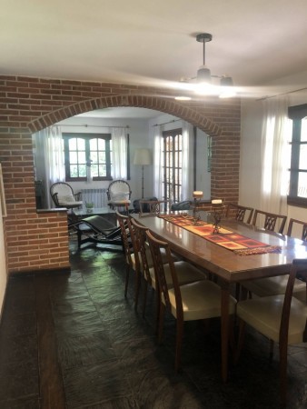 Amplia Casa en Alquiler Temporario Golf Nuevo, Pinamar: 5 Dormitorios, Gran Jardin y Galeria Cubierta