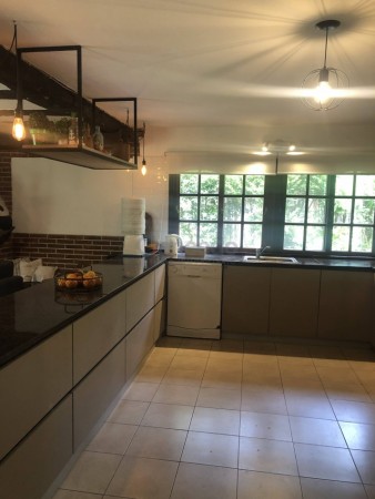 Amplia Casa en Alquiler Temporario Golf Nuevo, Pinamar: 5 Dormitorios, Gran Jardin y Galeria Cubierta