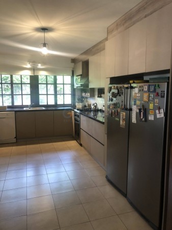 Amplia Casa en Alquiler Temporario Golf Nuevo, Pinamar: 5 Dormitorios, Gran Jardin y Galeria Cubierta