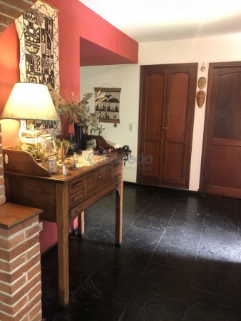 Amplia Casa en Alquiler Temporario Golf Nuevo, Pinamar: 5 Dormitorios, Gran Jardin y Galeria Cubierta
