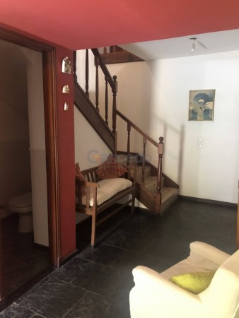 Amplia Casa en Alquiler Temporario Golf Nuevo, Pinamar: 5 Dormitorios, Gran Jardin y Galeria Cubierta