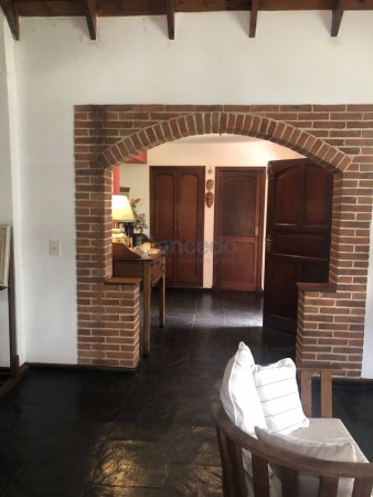 Amplia Casa en Alquiler Temporario Golf Nuevo, Pinamar: 5 Dormitorios, Gran Jardin y Galeria Cubierta