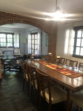 Amplia Casa en Alquiler Temporario Golf Nuevo, Pinamar: 5 Dormitorios, Gran Jardin y Galeria Cubierta