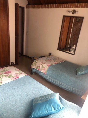 Amplia Casa en Alquiler Temporario Golf Nuevo, Pinamar: 5 Dormitorios, Gran Jardin y Galeria Cubierta