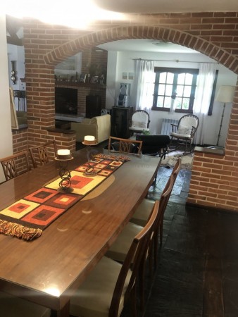 Amplia Casa en Alquiler Temporario Golf Nuevo, Pinamar: 5 Dormitorios, Gran Jardin y Galeria Cubierta