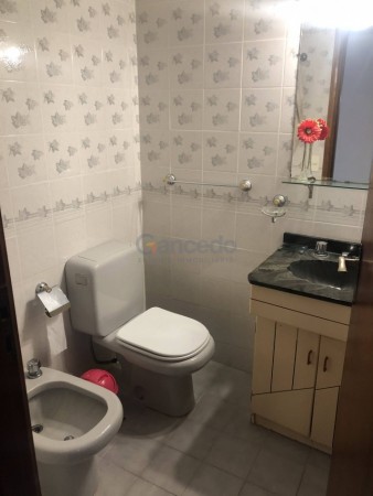 Amplia Casa en Alquiler Temporario Golf Nuevo, Pinamar: 5 Dormitorios, Gran Jardin y Galeria Cubierta