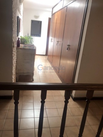 Amplia Casa en Alquiler Temporario Golf Nuevo, Pinamar: 5 Dormitorios, Gran Jardin y Galeria Cubierta