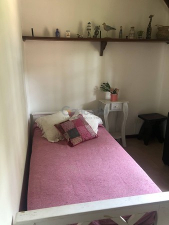 Amplia Casa en Alquiler Temporario Golf Nuevo, Pinamar: 5 Dormitorios, Gran Jardin y Galeria Cubierta
