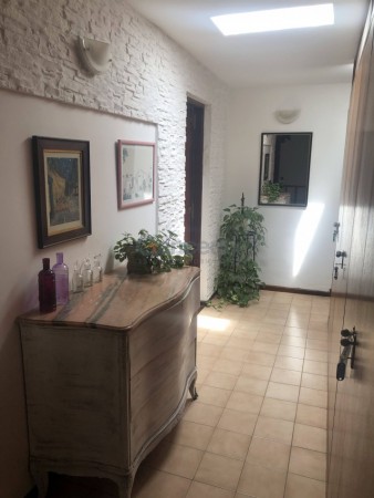 Amplia Casa en Alquiler Temporario Golf Nuevo, Pinamar: 5 Dormitorios, Gran Jardin y Galeria Cubierta