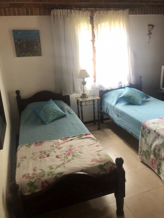 Amplia Casa en Alquiler Temporario Golf Nuevo, Pinamar: 5 Dormitorios, Gran Jardin y Galeria Cubierta