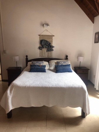 Amplia Casa en Alquiler Temporario Golf Nuevo, Pinamar: 5 Dormitorios, Gran Jardin y Galeria Cubierta