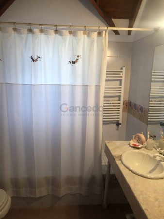 Amplia Casa en Alquiler Temporario Golf Nuevo, Pinamar: 5 Dormitorios, Gran Jardin y Galeria Cubierta