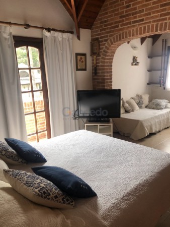 Amplia Casa en Alquiler Temporario Golf Nuevo, Pinamar: 5 Dormitorios, Gran Jardin y Galeria Cubierta