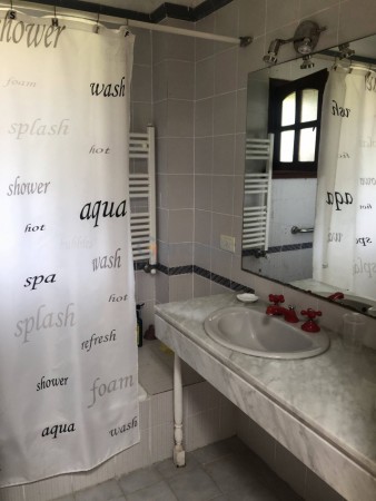 Amplia Casa en Alquiler Temporario Golf Nuevo, Pinamar: 5 Dormitorios, Gran Jardin y Galeria Cubierta