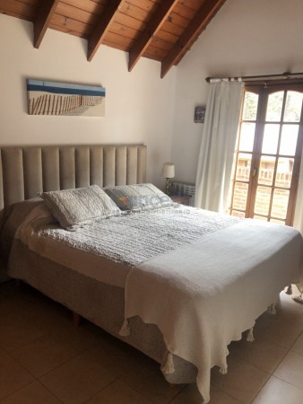Amplia Casa en Alquiler Temporario Golf Nuevo, Pinamar: 5 Dormitorios, Gran Jardin y Galeria Cubierta