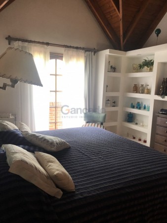 Amplia Casa en Alquiler Temporario Golf Nuevo, Pinamar: 5 Dormitorios, Gran Jardin y Galeria Cubierta