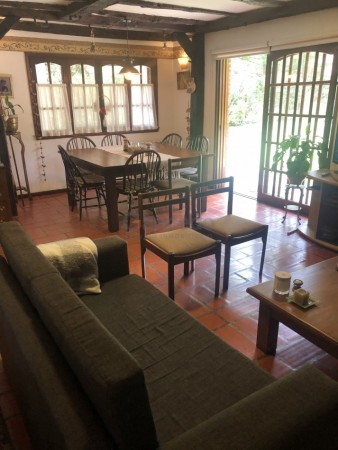 Amplia Casa en Alquiler Temporario Golf Nuevo, Pinamar: 5 Dormitorios, Gran Jardin y Galeria Cubierta