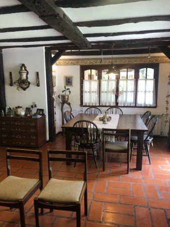 Amplia Casa en Alquiler Temporario Golf Nuevo, Pinamar: 5 Dormitorios, Gran Jardin y Galeria Cubierta