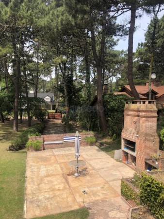 Amplia Casa en Alquiler Temporario Golf Nuevo, Pinamar: 5 Dormitorios, Gran Jardin y Galeria Cubierta