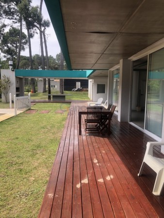 Casa con Pileta. Ubicada en el Nuevo Barrio Alamos, PINAMAR