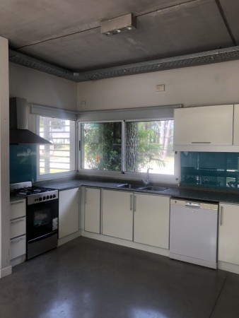 Casa con Pileta. Ubicada en el Nuevo Barrio Alamos, PINAMAR