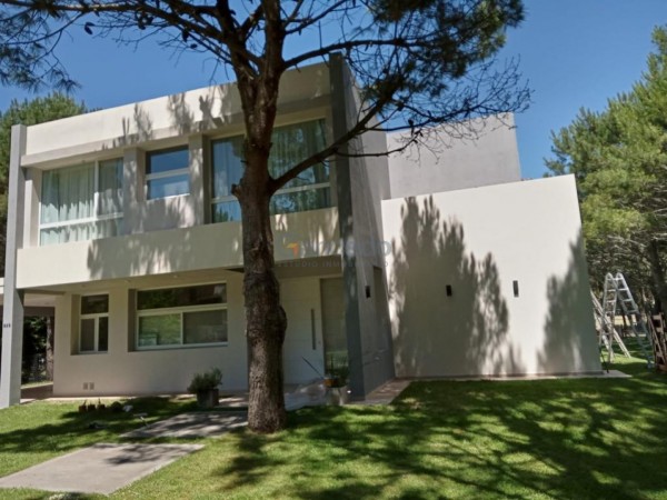 Casa en Venta en La Herradura, Pinamar: Arquitectura Elegante, Balcon con Vista a la Cancha de Polo y Pileta Climatizada