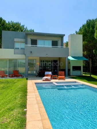 Casa en Venta en La Herradura, Pinamar: Arquitectura Elegante, Balcon con Vista a la Cancha de Polo y Pileta Climatizada