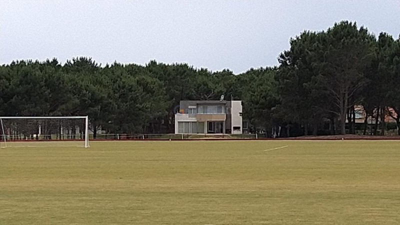 Casa en Venta en La Herradura, Pinamar: Arquitectura Elegante, Balcon con Vista a la Cancha de Polo y Pileta Climatizada